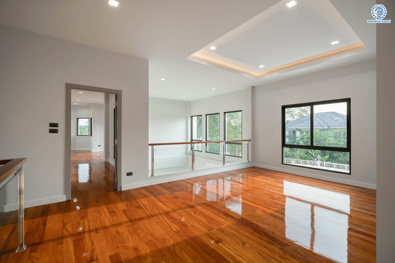 บ้านมือสองตกแต่งใหม่ โครงการ กฤษดานคร20 ปิ่นเกล้า-บรมราชชนนี บ้านหลังมุม ติดทะเลสาบ บนเนื้อที่กว้างมากถึง 238 ตร.ว. ตกแต่งด้วยวัสดุเกรดพรีเมี่ยม ฟังก์ชัน 5 ห้องนอน 6 ห้องน้ำ 1 ห้องอเนกประสงค์ 4 ที่จอดรถ พร้อมทั้งเปลี่ยนระบบไฟฟ้า สุขาภิบาล ทำเลศักยภาพ ติดถนนบรมราชชนนี ใกล้มหาวิทยาลัยมหิดล และเพียง 10 นาทีถึงเซ็นทรัล ปิ่นเกล้า